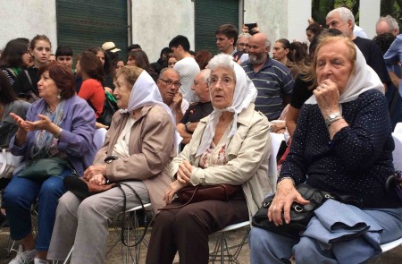 <p>Un grupo de madres de plaza de Mayo, del grupo fundador, en la visita a la ex ESMA</p>