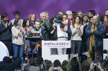 <p>Pablo Iglesias e Íñigo Errejón se abrazan al término del Congreso de Vistalegre II, en febrero de 2017.</p>