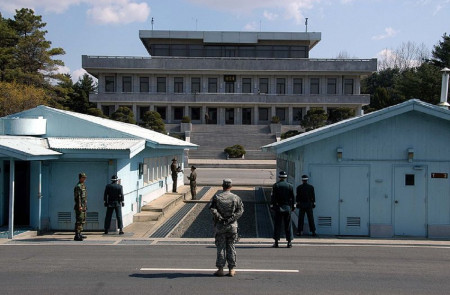 <p>Frontera entre Corea del Norte y Corea del Sur, vista desde Corea del Sur. 2007</p>
