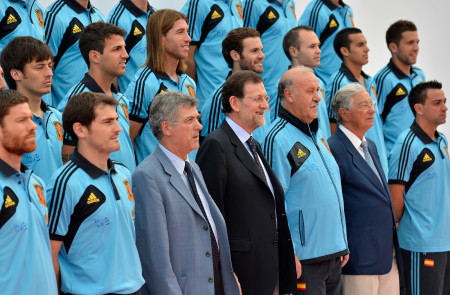 <p>Ángel María Villar, expresidente de la RFEF, y Mariano Rajoy, presidente del Gobierno, junto a los jugadores de la Selección Española de Fútbol. </p>