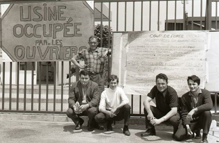 <p>Cinco trabajadores franceses posan junto a un cartel con el lema <em>Fábrica ocupada por los obreros</em>. Junio de 1968</p>