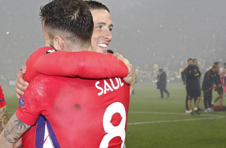 <p>Saúl Ñíguez y Fernando Torres se abrazan tras proclamarse campeones de la Europa League con el Atlético de Madrid. 16 de mayo de 2018</p>