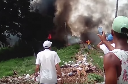 <p>Varios vecinos observan el accidente del Boeing 737-200 en La Habana. Mayo de 2018</p>