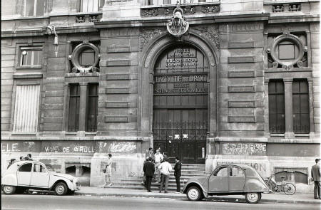 <p>Exterior de la facultad de derecho en la Universidad de Lyon donde se lee <em>Larga vida a DeGaulle</em> en una pintada. Junio de 1968</p>