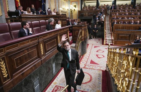 <p>Mariano Rajoy abandona el Congreso tras la sesión matutina del debate de la moción</p>