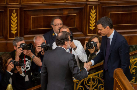 <p>Mariano Rajoy saluda a Pedro Sánchez, investido presidente del Gobierno</p>