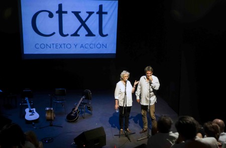 <p>Sol Gallego Díaz junto a Miguel Mora en una acto de CTXT en el Teatro del Barrio</p>