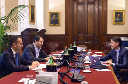 <p>Luigi Di Maio y Matteo Salvini, vicepresidentes del nuevo Gobierno, junto al primer ministro Giuseppe Conte en una reunión del nuevo gobierno. </p>