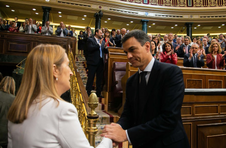 <p>Ana Pastor, presidenta del Congreso, saluda a Pedro Sánchez tras la moción de censura contra Rajoy </p>