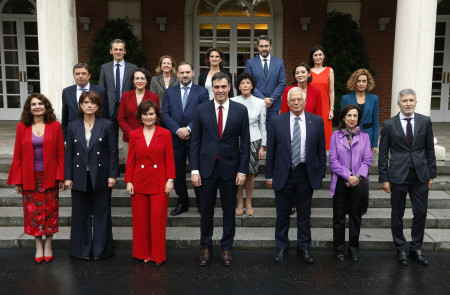 <p>Foto de familia del presidente del Gobierno, Pedro Sánchez, y las ministras y ministros de su Gabinete tras celebrar la primera reunión en La Moncloa</p>