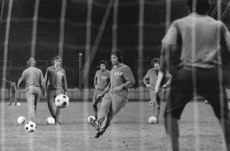 <p>Jürgen Sparwasser, autor del gol contra la selección de la RFA, en un entrenamiento de la RDA en el mundial de 1974. </p>