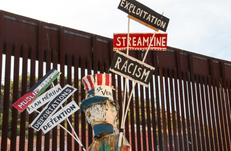 <p>Protesta contra las políticas migratorias en el muro que separa México de Estado Unidos. 2017</p>