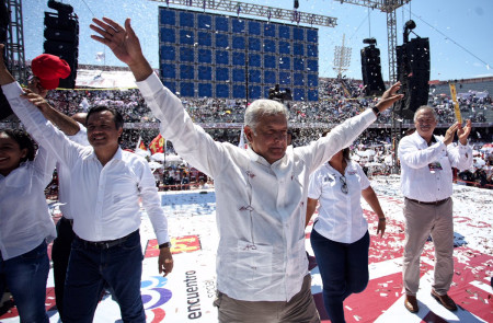 <p>Andrés Manuel López Obrador junto a sus candidatos de Veracruz y Puebla, Cuitláhuac García y Miguel Barbosa en Tlaxcala. 24 de junio de 2018. </p>