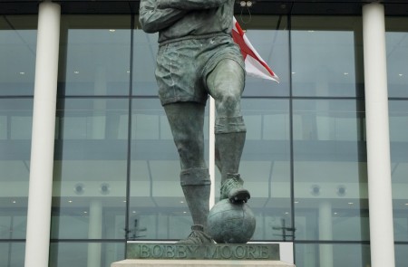 <p>Estatua de Bobby Moore en Wembley, Londres.</p>