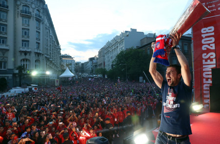 <p>Gabi celebrando la Europa League en la fuente de Neptuno, Madrid.</p>