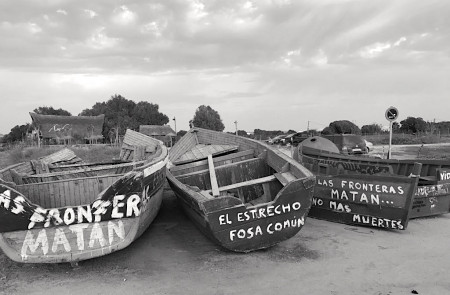 <p>Pateras abandonadas en la playa del Palmar, Cádiz. </p>