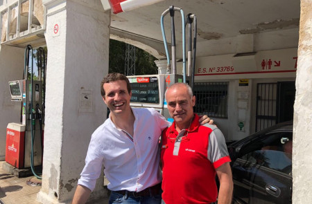 <p>Pablo Casado, uno de los candidatos a la Presidencia del PP, junto a un trabajador de una gasolinera en su gira de campaña. Jerez de la Frontera. </p>