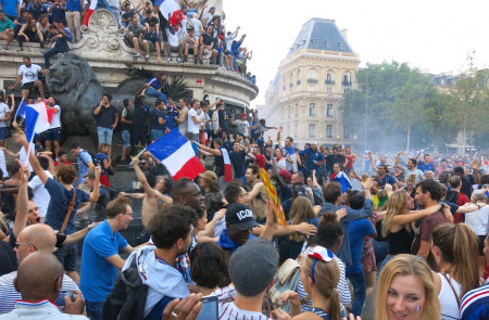 <p>Celebración del Mundial de fútbol en la Place de la République, en París, el 15 de julio. </p>
