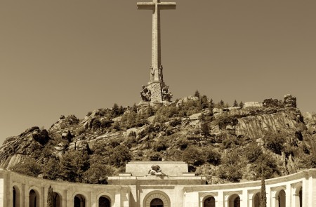 <p>Vista frontal de la cruz del Valle de los Caídos y su basílica (El Escorial, Madrid).</p>