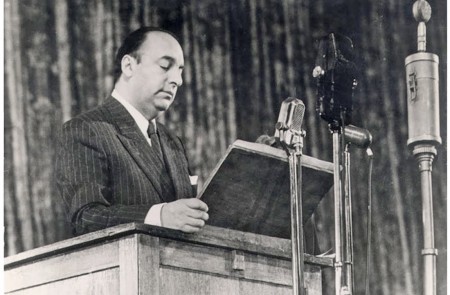 <p>Pablo Neruda dando un discurso en la URSS, agosto de 1950.</p>
