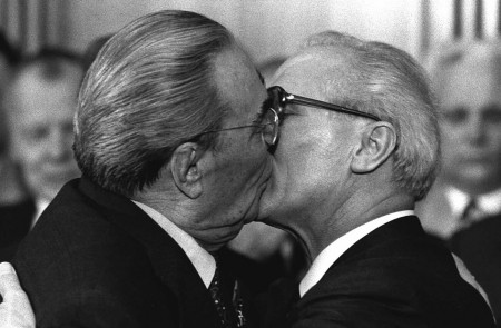 <p>Mítico beso entre los líderes soviéticos Leonid Brézhnev y Erich Honecker, en 1979.</p>