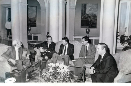 <p>Marcelino Camacho, Nicolás Redondo, Felipe González, Carlos Ferrer Salat y Juan Jiménez Aguilar, en una reunión en La Moncloa, en octubre de 1983. </p>
