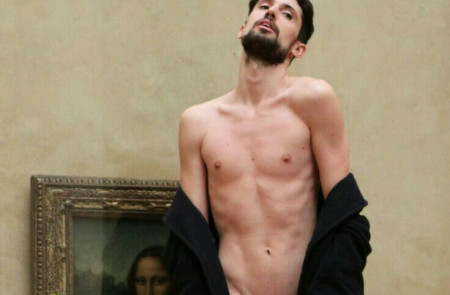 <p>Adrián del Pino durante una performance en el Louvre.</p>