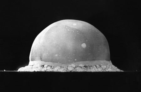 <p>Trinity test, primera detonación de armamento nuclear, el 16 de julio de 1945.</p>