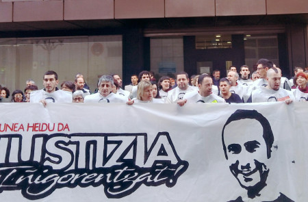 <p>Concentración de apoyo a la familia de Íñigo Cabacas en la puerta de la Audiencia Provincial de Bilbao. </p>