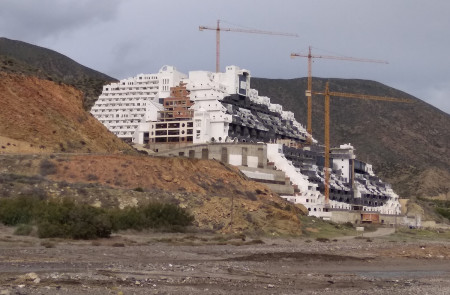 <p>Hotel de la playa de El Algarrobico, en Carboneras (Almería).</p>