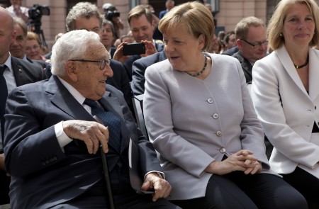 <p>Henry Kissinger y la canciller Angela Merkel en 2017</p>