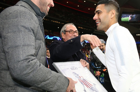<p>Diego Godín entrega un reconocimiento a Radamel Falcao antes <br /> del encuentro Atlético de Madrid - Mónaco. </p>