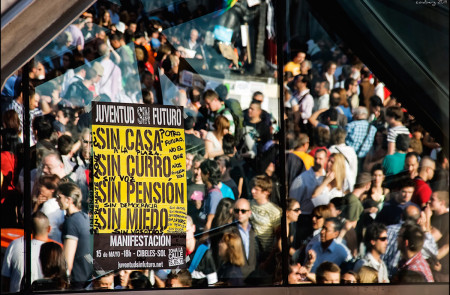 <p>Un cartel de Juventud sin Futuro durante la acampada del 15M en Madrid. </p>