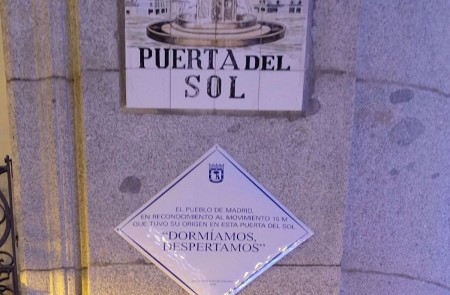 <p>Placa conmemorativa del 15M en la Puerta del Sol de Madrid. </p>