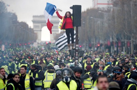 <p>Manifestación de los chalecos amarillos el pasado 24 de noviembre en los Campos Eliseos, París.</p>