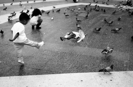 <p>Niños jugando en la Plaza Cataluña, Barcelona. </p>