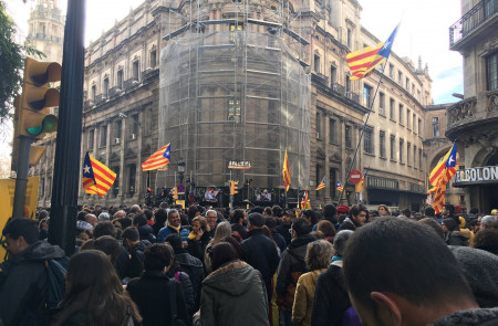 <p>Manifestación cerca de la LLotja antes del Consejo de Ministros, en Barcelona, el 21 de diciembre. </p>