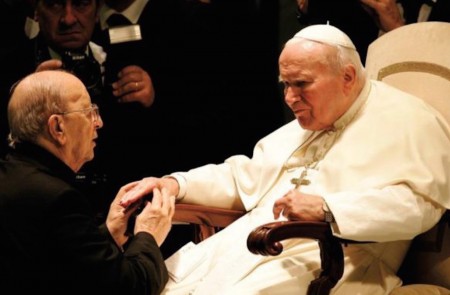 <p>El Papa Juan Pablo II recibe a Marcial Maciel.</p>