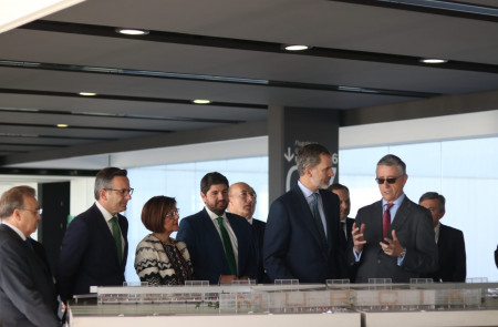 <p>El rey Felipe VI durante la inauguración del aeropuerto de Juan de la Cierva con varios miembros del gobierno regional. </p>