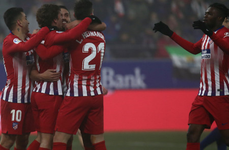 <p>Los jugadores del Atlético celebran su tercer tanto ante el Huesca.</p>