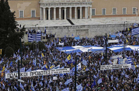 <p>Miles de griegos manifestandose contra el cambio de nombre de Macedonia en Atenas el pasado 20 de enero.</p>