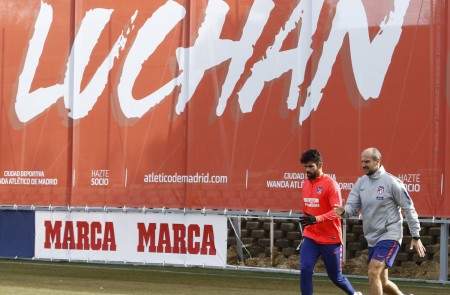 <p>Diego Costa en el campo de entrenamiento siguiendo su recuperación junto a Óscar Pitillas.</p>