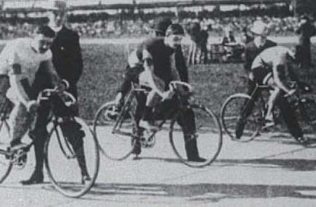 <p>Final de 2.000 metros sprint en París, 1900. Fernando Sanz, en el centro de la imagen.</p>
