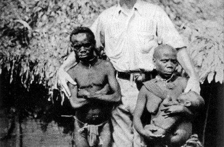 <p>Pigmeos africanos con un explorador europeo. Foto de 1921.</p>