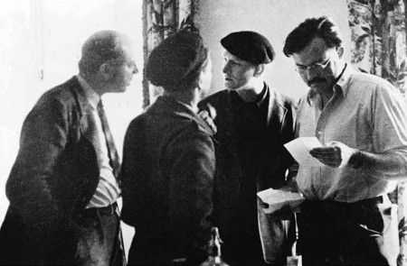<p>Dos Passos y Hemingway con el general Walter, en la última foto que hicieron juntos.</p>