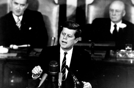 <p>El presidente John F. Kennedy anuncia el programa Apollo.</p>