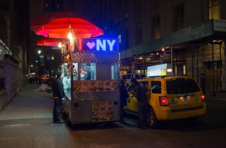 <p>Un taxi frente a un puesto de comida en la ciudad de Nueva York.</p>