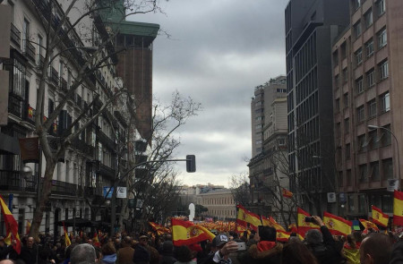 <p>Manifestantes en la calle Génova, al lado de la plaza de Colón (Madrid), el 10 de febrero de 2019.</p>