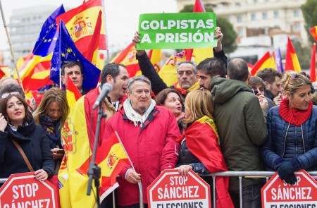<p>Manifestantes en la plaza de Colón, Madrid, el 10 de febrero de 2019.</p>