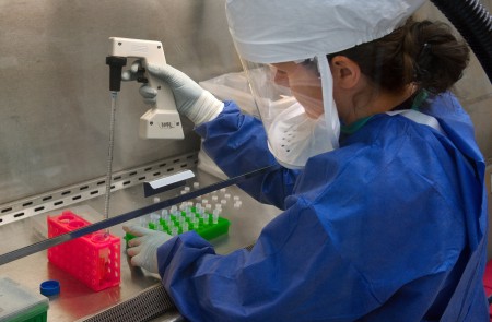 <p>Mujer trabajando en un laboratorio de microbiología.</p>
